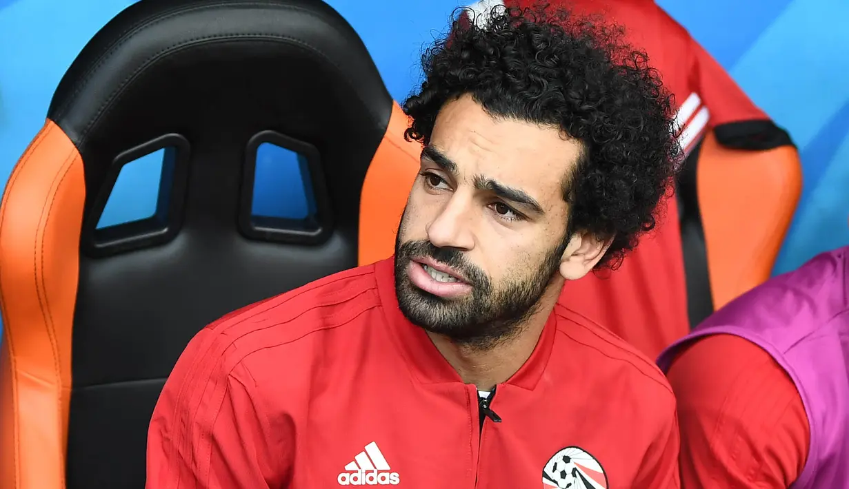Striker Mesir, Mohamed Salah, tampak tegang saat menyaksikkan pertandingan antara Mesir kontra Uruguay pada laga Piala Dunia di Stadion Ekaterinburg, Jumat (15/6/2018). Mohamed Salah tidak dimainkan karena masih cedera. (AFP/Anne-Christine Poujoulat)
