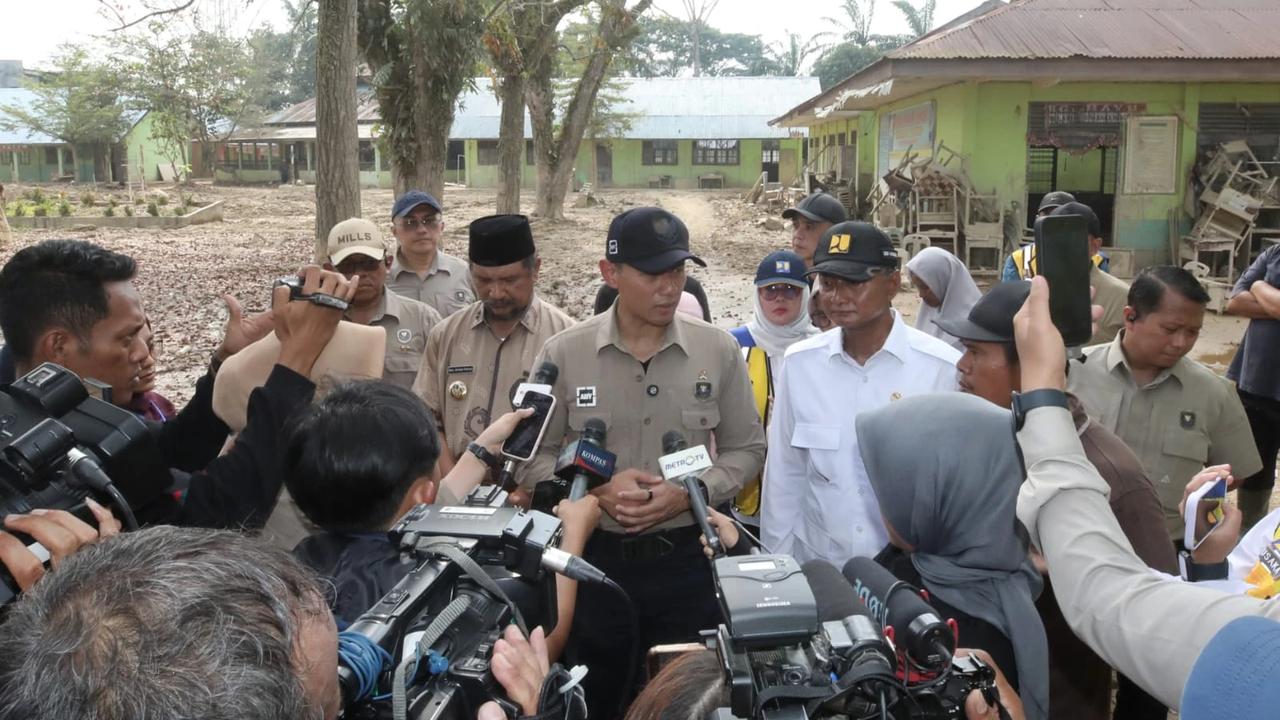Kades di Sambas Teteskan Air Mata, Jalan Didamba 38 Tahun Akhirnya Diresmikan
