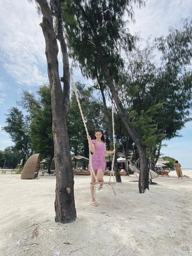 Ranty Maria memesona kala di pantai (Instagram/rantymaria)