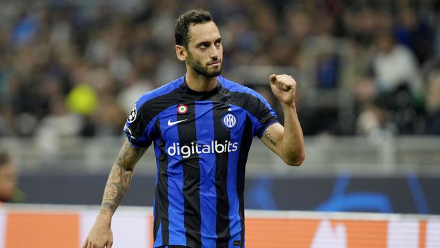 Foto: Melihat Tendangan Keras Mendatar Hakan Calhanoglu Saat Membawa Inter Milan Menumbangkan Barcelona di Liga Champions