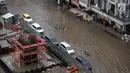 Penampakan banjir yang merendam Jalan Boulevard Barat Raya, Kelapa Gading, Jakarta Utara, Kamis (15/2). Hujan lebat yang mengguyur Jakarta sejak pagi hingga sore mengakibatkan sejumlah wilayah terendam banjir. (Liputan6.com/Arya Manggala)