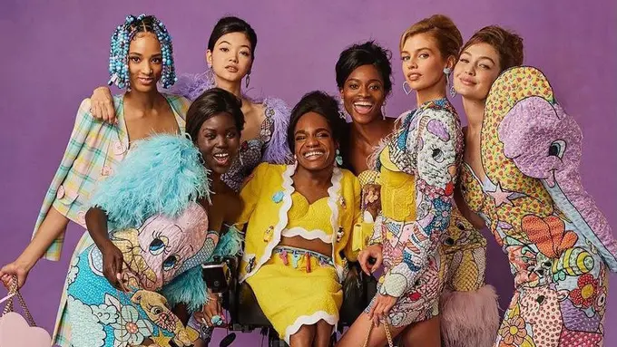 Catat Sejarah, Aaron Philip Jadi Model Difabel-Transgender Pertama di New York Fashion Week