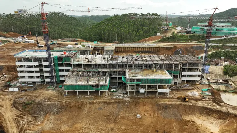 Proyek Pembangunan Gedung Sekretariat Presiden dan Bangunan Pendukung Kawasan Istana Kepresidenan di IKN Nusantara, terus dikejar penyelesaiannya oleh PT Waskita Beton Precast Tbk (WSBP).