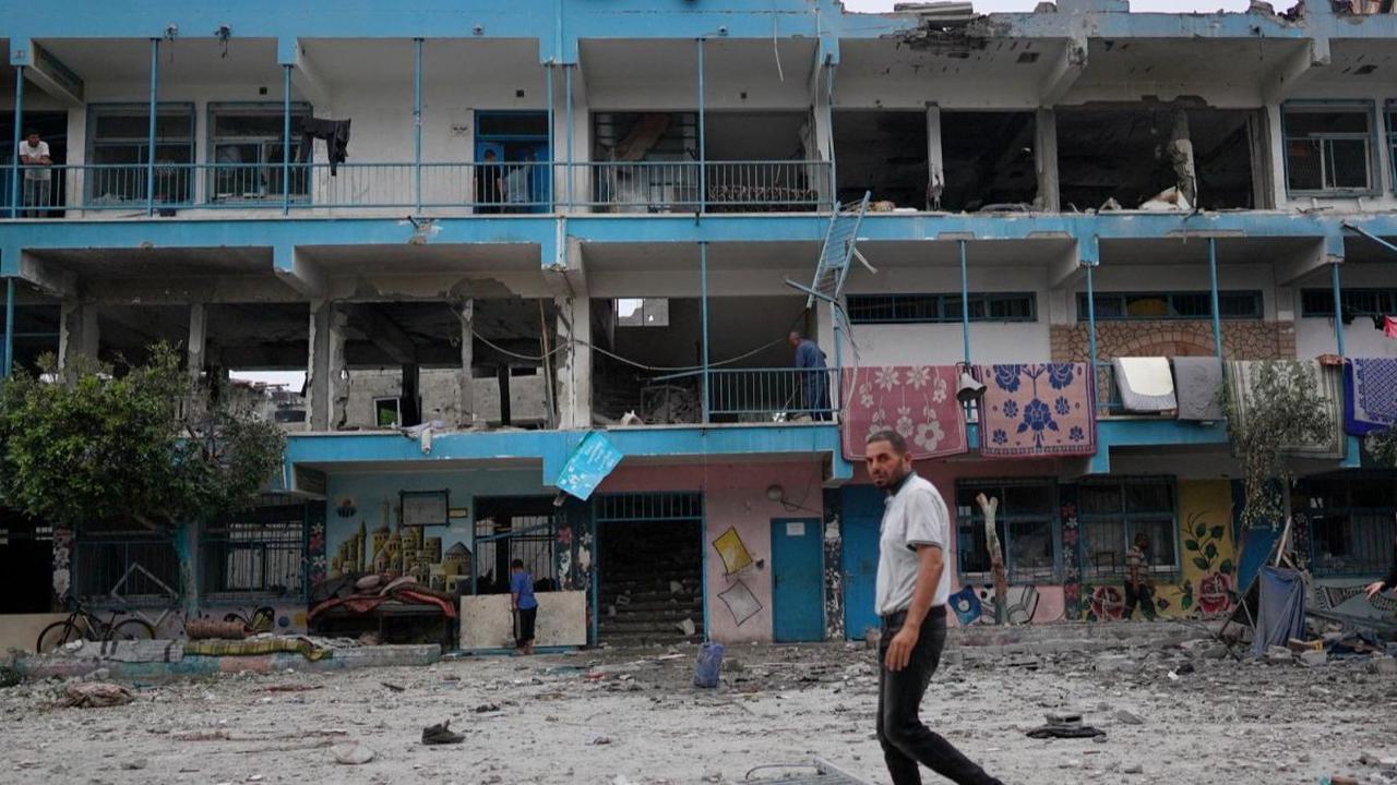 Seorang pria berjalan di kompleks sekolah PBB yang menjadi target serangan brutal Israel di Nuseirat, Jalur Gaza, Palestina, Kamis (6/6/2024). Jet tempur Israel mengebom sekolah PBB itu sehingga menewaskan puluhan pengungsi yang tengah tertidur di lantai 