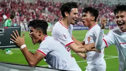 Pemain Timnas Indonesia U-23, Ramadhan Sananta (kiri), Nathan Tjoe-A-On, Arkhan Fikri, dan Witan Sulaeman meluapkan kegembiraannya setelah menang atas Korea Selatan U-23 pada laga perempat final Piala Asia U-23 2024 di Abdullah bin Nasser bin Khalifa Stadium, Qatar, Jumat (26/04/2024) WIB. Skuad Garuda Muda menang dengan skor 11-10 melalui babak adu penalti. (Dok. PSSI)