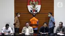 Wakil Ketua Komisi Pemberantasan Korupsi (KPK), Johanes Tanak (ketiga kanan) saat menyampaikan rilis penahanan Hakim Agung, Gazalba Saleh di Gedung Merah Putih KPK, Jakarta, Kamis (8/12/2022). Gazalba Saleh ditahan usai penyidik melakukan pemeriksaan. Gazalba ditahan di Rumah Tahanan (Rutan) KPK Pomdam Jaya, Jakarta Selatan, selama 20 hari ke depan. (Liputan6.com/Helmi Fithriansyah)