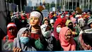Sebuah kepala patung dibawa saat aksi unjuk rasa memperingati Hardiknas di Kemendikbud, Jakarta, Senin (2/5). Mahasiswa mendesak pemerintah menyediakan pendidikan gratis dan berkualitas serta dapat diakses seluruh rakyat. (Liputan6.com/Gempur M Surya)