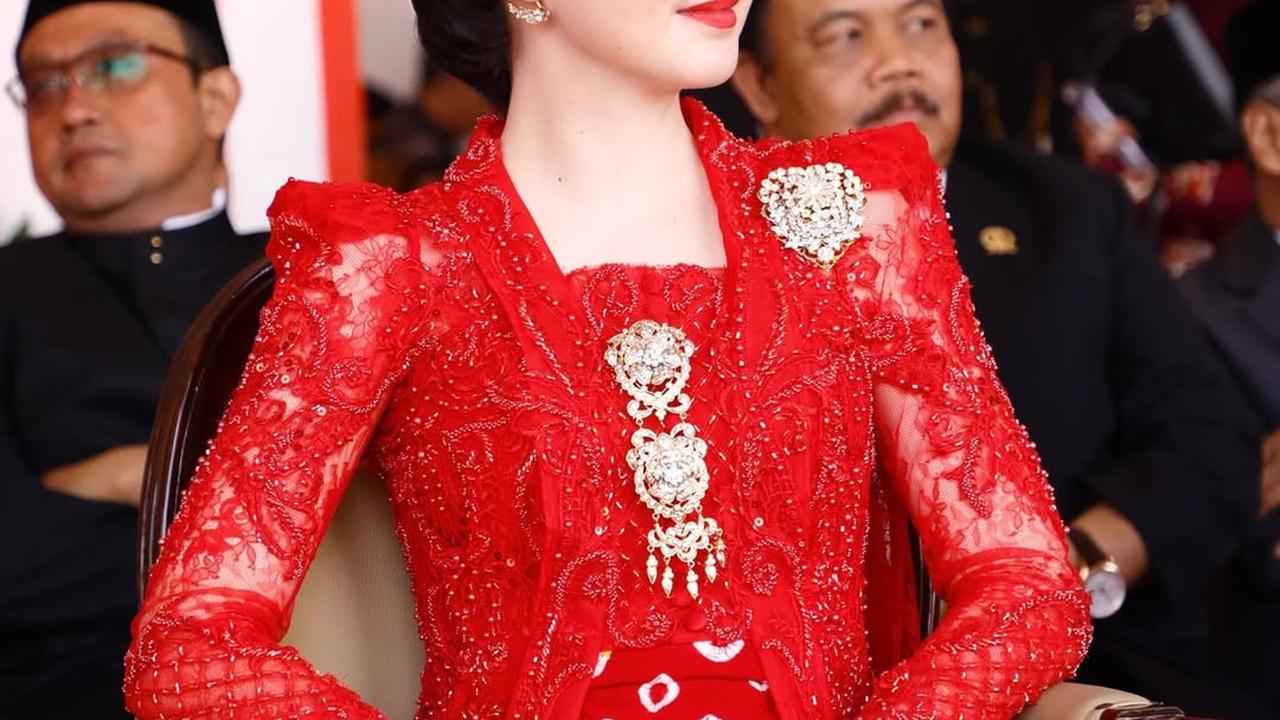 Potret Cantik Arumi Bachsin Kenakan Kebaya Merah, Disebut Bak Bidadari