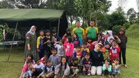 Relawan tergabung di Medco Foundation mendampingi anak-anak korban gempa Cianjur yang mengalami trauma. (Dok Medco)