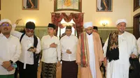 Sekjen Partai Gerindra Ahmad Muzani bersama Walikota Solo Gibran Rakabuming Raka hadir dalam Haul Habib Solo, Sabtu (4/11) (Istimewa)