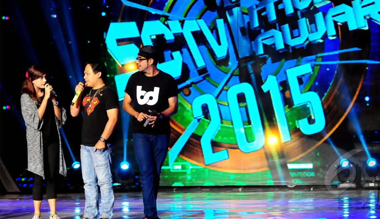 Vokalis Wali Fa’ank (tengah)  saat melakukan gladi resik untuk acara  SCTV Music Awards 2015, Jakarta, Rabu (6/5/2015). Sejumlah musisi dan aktris tanah air dipastikan akan memeriahkan acara tersebut.  ( Liputan6.com/Faisal R Syam)