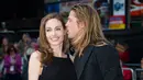 Jolie dan Pitt mulai dekat saat berperan sebagai Mr & Mrs Smith tahun 2004, sedangkan pernikahan berlangsung di  Agustus 2014. Awal kedekatan mereka menjadi pergunjingan, saat itu Pitt masih berstatus suami dari Jennifer Aniston. (AFP/Bintang.com)