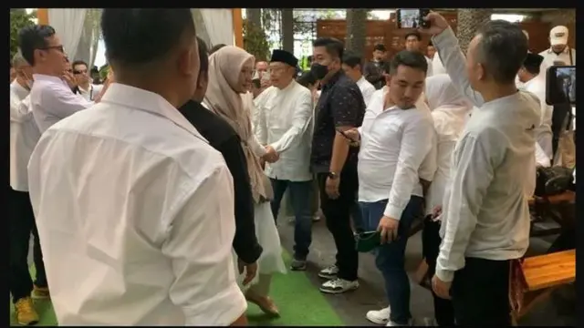 8 Tahun Setia Menunggu, Istri Anas Urbaningrum Terus Genggam Tangan Suaminya Usai Bebas dari Penjara