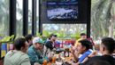 Suasana nonton bareng NBA Finals bersama Vidio dan NBA Indonesia di Stark Taproom, Elysee, SCBD, Jakarta pada hari Sabtu (15/6/2024). (Bola.com/Syahkist Afi Daib)