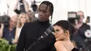 Kylie Jenner bersama sang kekasih, Traviz Scott berpose setibanya pada ajang Met Gala 2018 di Metropolitan Museum of Art New York, Senin (7/5). Travis mengenakan setelan jas hitam dengan aksen sabuk mengelilingi tubuhnya. (Evan Agostini/Invision/AP)