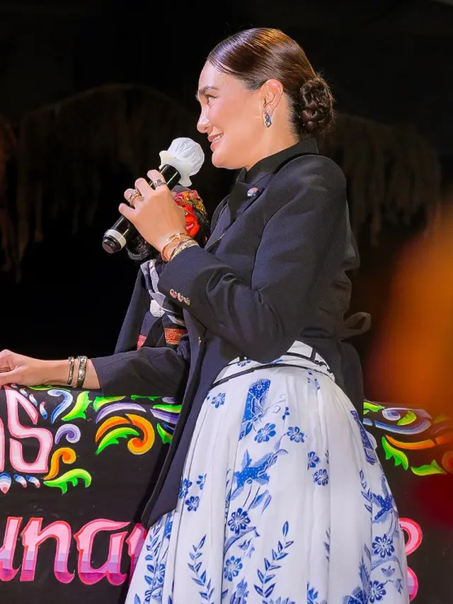 Foto Luna Maya saat Nonton Wayang di Hari Jadi Purwakarta