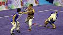 Atlet Wushu Asal Thailand, beraksi saat kelas duel pada Kejuaraan Dunia Wushu 2015 di Istora, Senayan, Jakarta, Selasa (17//11/2015). (Bola.com/Nicklas Hanoatubun)