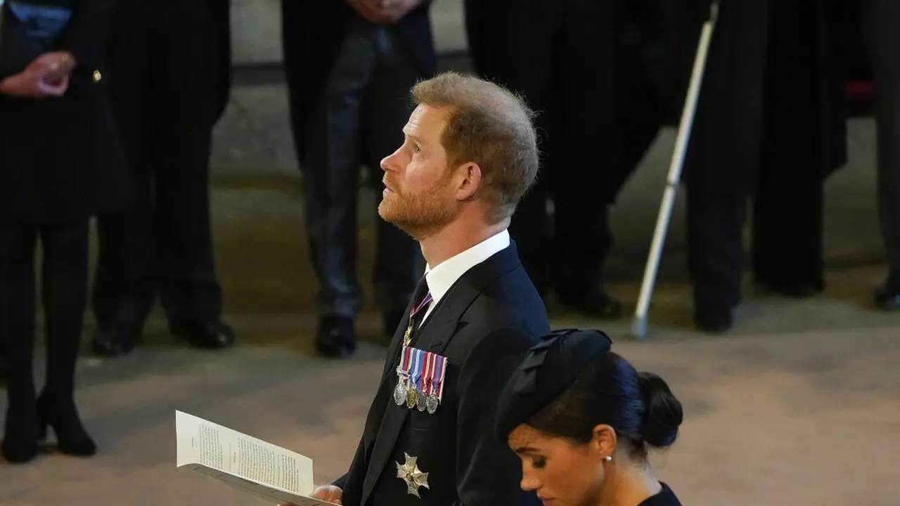 Meghan Markle dan Pangeran Harry dalam prosesi persemayaman Ratu Elizabeth II di Westminster Hall, 14 September 2022. (Foto: AP Photo/Gregorio Borgia, Pool)