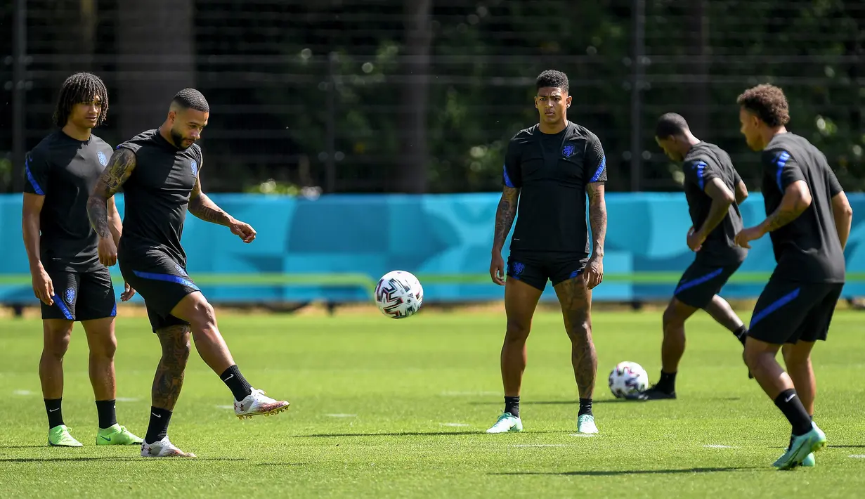 (Dari kiri) Pemain timnas Nathan Ake, Memphis Depay dan Patrick van Aanholt ambil bagian dalam sesi latihan di Zeist, Rabu (16/6/2021). Belanda akan berhadapan dengan Austria di matchday ke-2 Grup C Euro 2020 pada Jumat, 18 Juni 2021 dinihari. (JOHN THYS / AFP)