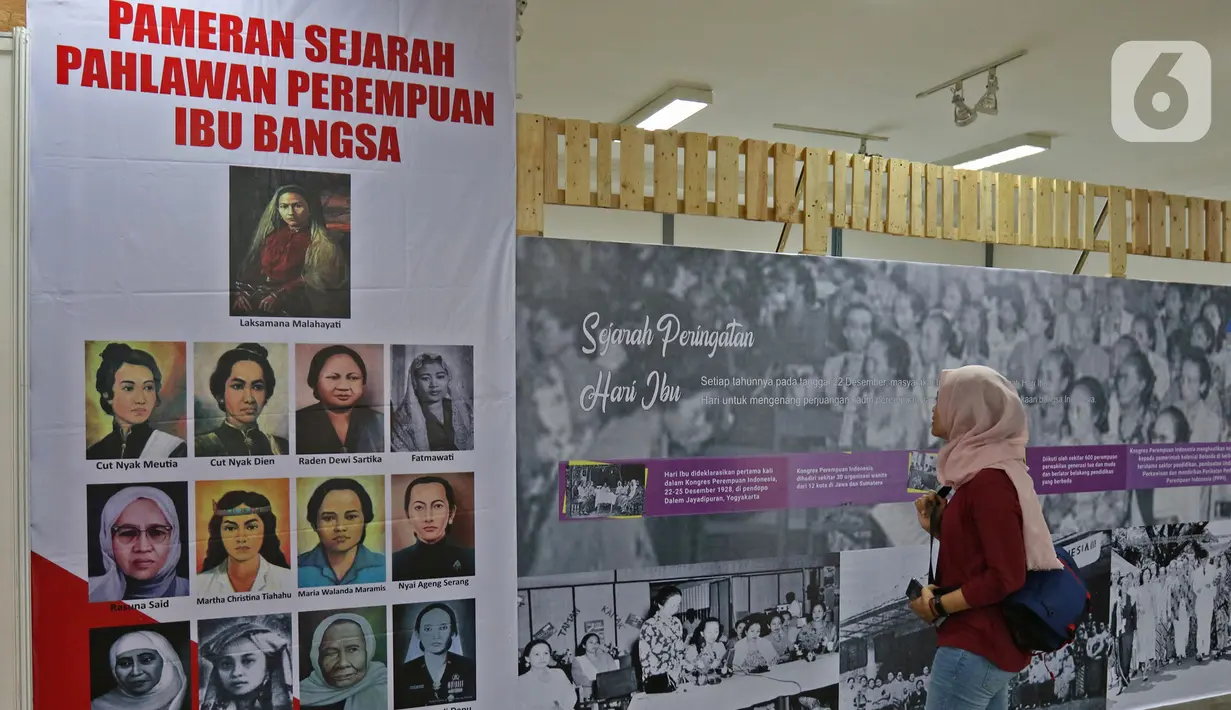 Pengunjung melihat pameran Peringatan Hari Ibu di Museum Kebangkitan Nasional, Jakarta, Minggu (22/12/2019). Pameran ini dalam rangka memperingati Hari Ibu dengan memamerkan literasi sejarah pahlawan ibu bangsa yang di tulis kembali oleh sekolah darurat kartini. (Liputan6.com/Herman Zakharia)