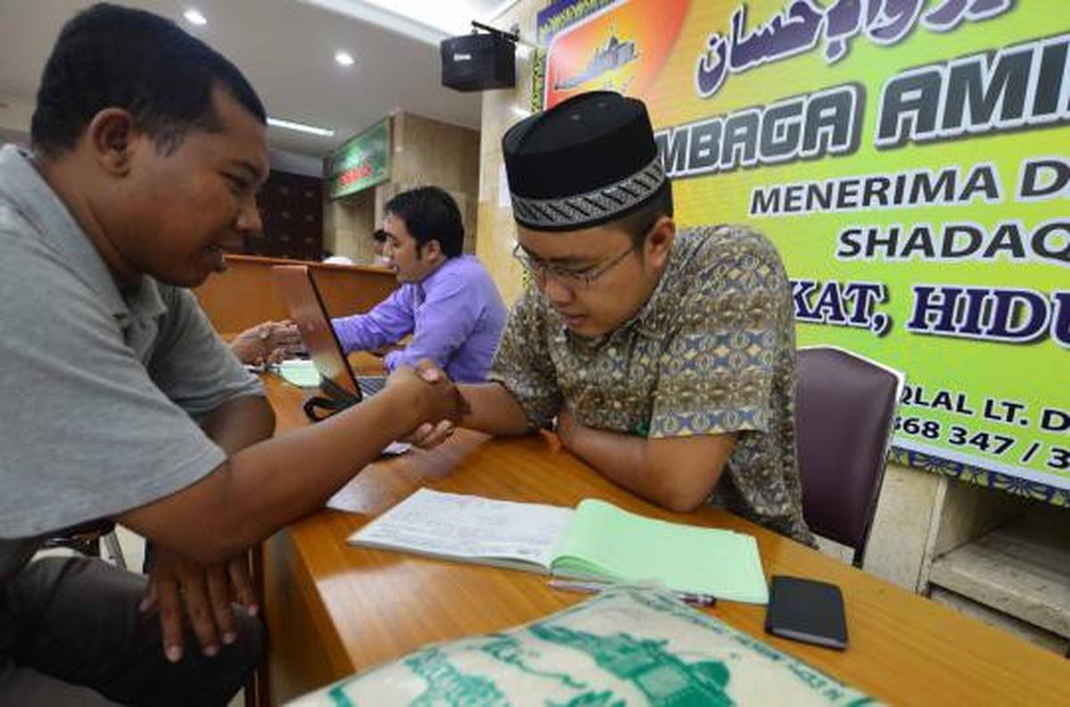 Bayar zakat fitrah di Masjid Istiqlal