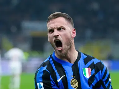 Pemain Inter Milan, Marko Arnautovic, melakukan selebrasi setelah mencetak gol ke gawang Fiorentina pada lanjutan Liga Italia di Stadion Giuseppe Meazza, Selasa (11/2/2025). (AP Photo/Luca Bruno)
