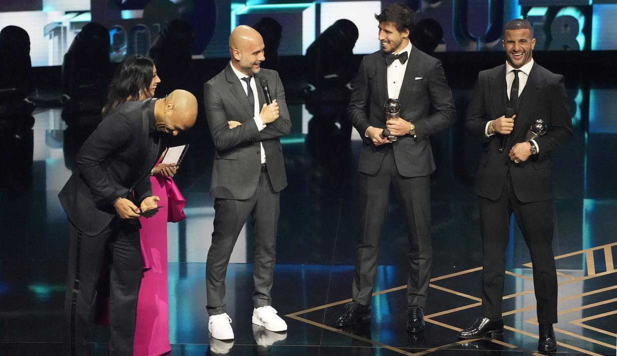 Pelatih Manchester City, Pep Guardiola (tengah) berbincang dengan para pemenang lain setelah memenangkan penghargaan pelatih terbaik FIFA 2023 ada acara Best FIFA Football Awards yang berlangsung di Eventim Apollo, Hammersmith, London, Senin (15/01/2024) waktu setempat. (AP Photo/Kirsty Wigglesworth)