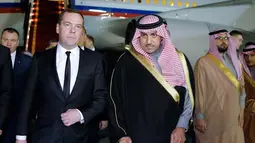 Pangeran Turki bin Abdullah Al Saud bersama PM Rusia Dmitry Medvedev  di Riyadh pada tanggal 24 Januari 2015. Mantan Gubernur Provinsi Riyadh ditangkap Komite Anti-Korupsi Saudi atas dugaan terkait kasus korupsi. (AFP Photo/Ria Novosti/Dmitry Astakhov)