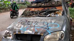 Sebuah mobil patroli Polsek Tanah Abang tampak mangkrak dan tidak terurus di kawasan Tanah Abang, Jakarta, Rabu (6/3). Sebagian spare part mobil telah rusak dan hilang. (Liputan6.com/Fery Pradolo)