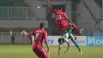 Aksi pemain Semen Padang, Vendri Mofu berebut bola dengan pemain PS TNI pada lanjutan Torabika SC 2016 di Stadion Pakansari, Bogor, Minggu (23/10/2016). (Bola.com/Nicklas Hanoatubun)