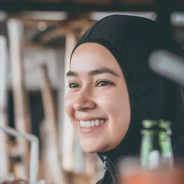6 Potret Aryani Fitriana Pamer Senyum dari Samping, Hidung Mancungnya Curi Perhatian
