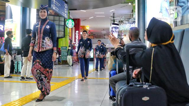 Seragam Baru Petugas Front Liner PT KAI Sambut Perayaan Nataru