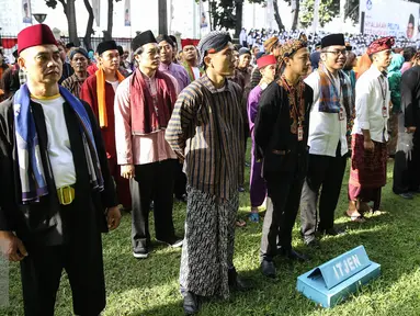 Sejumlah PNS memakai pakaian adat mengikuti upacara memperingati Hari Pendidikan Nasional 2016 di Kemdikbud, Jakarta, Senin (2/5). Upacara diikuti oleh seluruh pegawai kemendikbud dan perwakilan sekolah-sekolah di Jakarta. (Liputan6.com/Faizal Fanani)