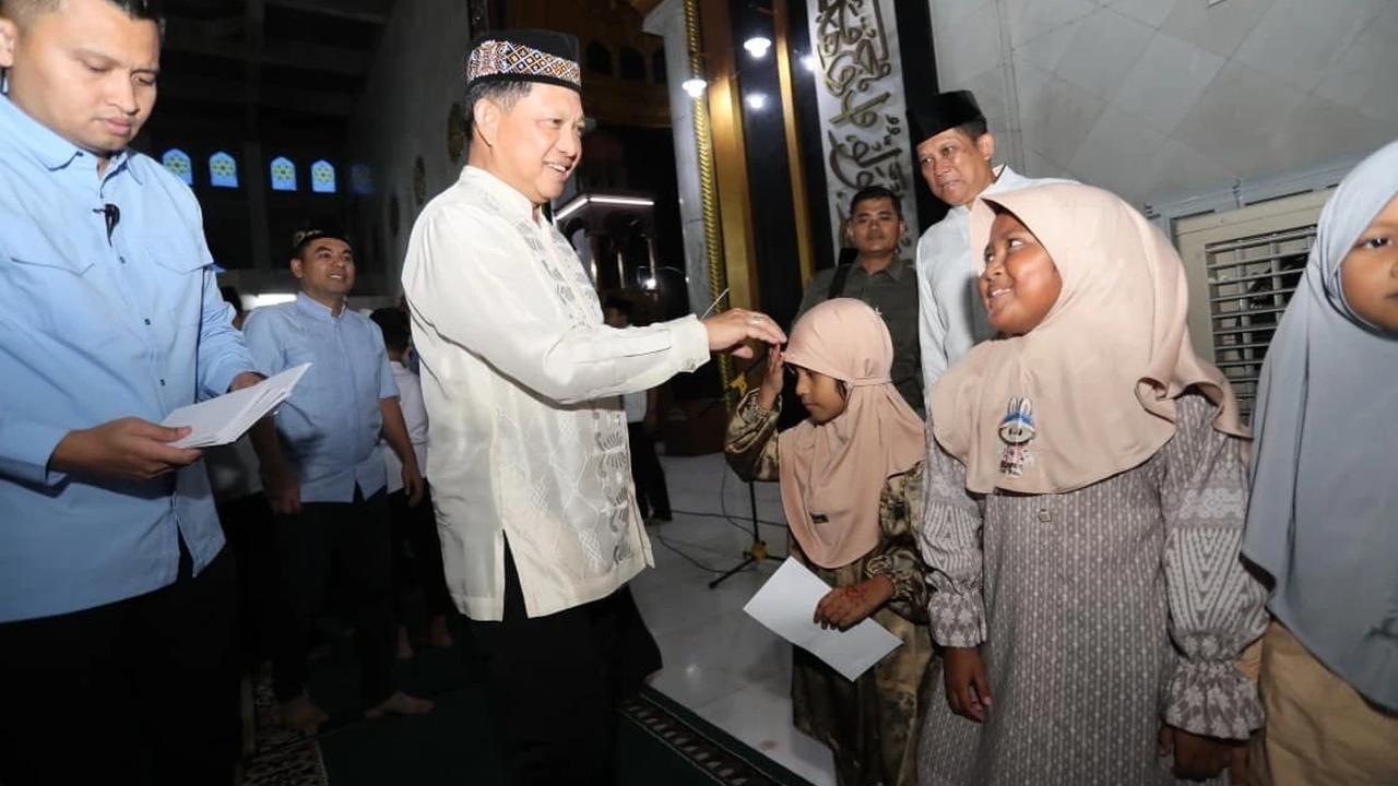Tito Karnavian mengikuti acara buka bersama di Masjid Agung Islamic Center Kota Lhokseumawe