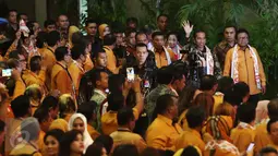 Presiden RI Joko Widodo atau Jokowi menyapa kader saat tiba di pelantikan DPP Hanura tahun 2016 - 2020 di Sentul International Convention Centre, Bogor, Rabu (22/02). (Liputan6.com/Johan Tallo)