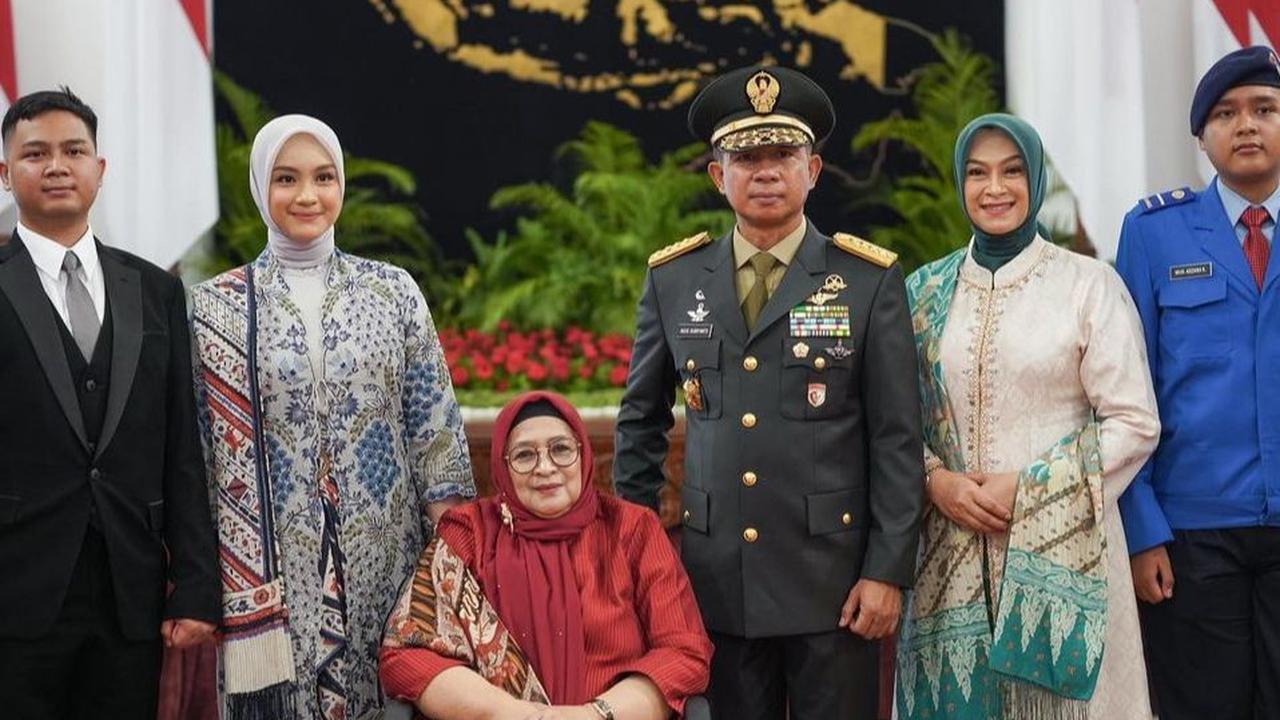 Pada upacara pelantikannya, Agus Subiyanto ditemani oleh keluarga tercinta. Terlihat, istri, anak-anak dan sang ibu hadir di mome spesial itu.<br><br>Pada potret yang dibagikan, paras istri Letjen Agus, Evi Sophia Indra dengan putrinya bikin salah fokus. 