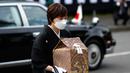 <p>Akie Abe, istri mantan Perdana Menteri Shinzo Abe, membawa abu mendiang suaminya saat tiba di pemakaman suaminya di Nippon Budokan, Tokyo, Jepang, Selasa (27/9/2022). Upacara dimulai pukul 14.00 waktu setempat (12.00 WIB). (Kiyoshi Ota/Pool Photo via AP)</p>