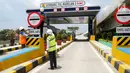 Petugas memasang rambu di Gerbang Tol Marelan 2 yang masih dalam proyek pembangunan Jalan Tol Medan - Binjai seksi I di Deli Serdang, Sumatera Utara, Rabu (6/3). Jalan Tol tersebut akan beroperasi pada akhir Tahun 2019. (Liputan6.com/HO/Eko)