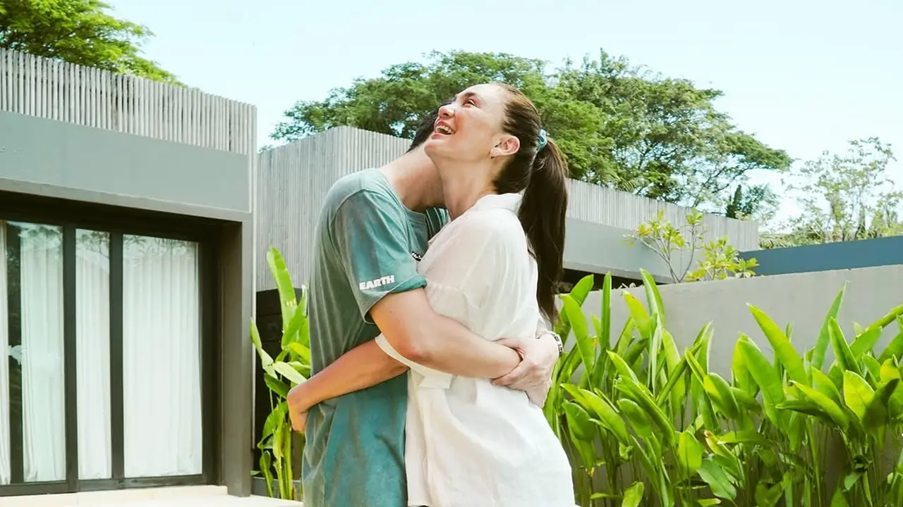 Pernikahan Tinggal Menghitung Hari, Gaya Kasual Luna Maya dan Maxime Bouttier Bak Pemotretan Prewedding