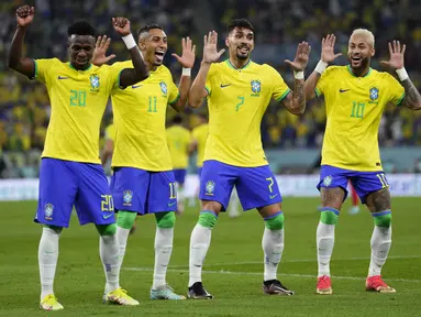 Adu joget mewarnai laga Brasil melawan Korea Selatan saat laga 16 besar Piala Dunia 2022 yang berlangsung di 974 Stadium, Selasa (06/12/2022) dini hari WIB. (AP/Manu Fernandez)