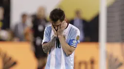 Pemain Argentina, Lionel Messi kecewa usai gagal melakukan penalti saat melawan Cile pada Final Copa America Centenario 2016 di Stadion MetLife, AS, Senin (27/6/2016). (Mandatory Credit: Adam Hunger-USA TODAY Sports)