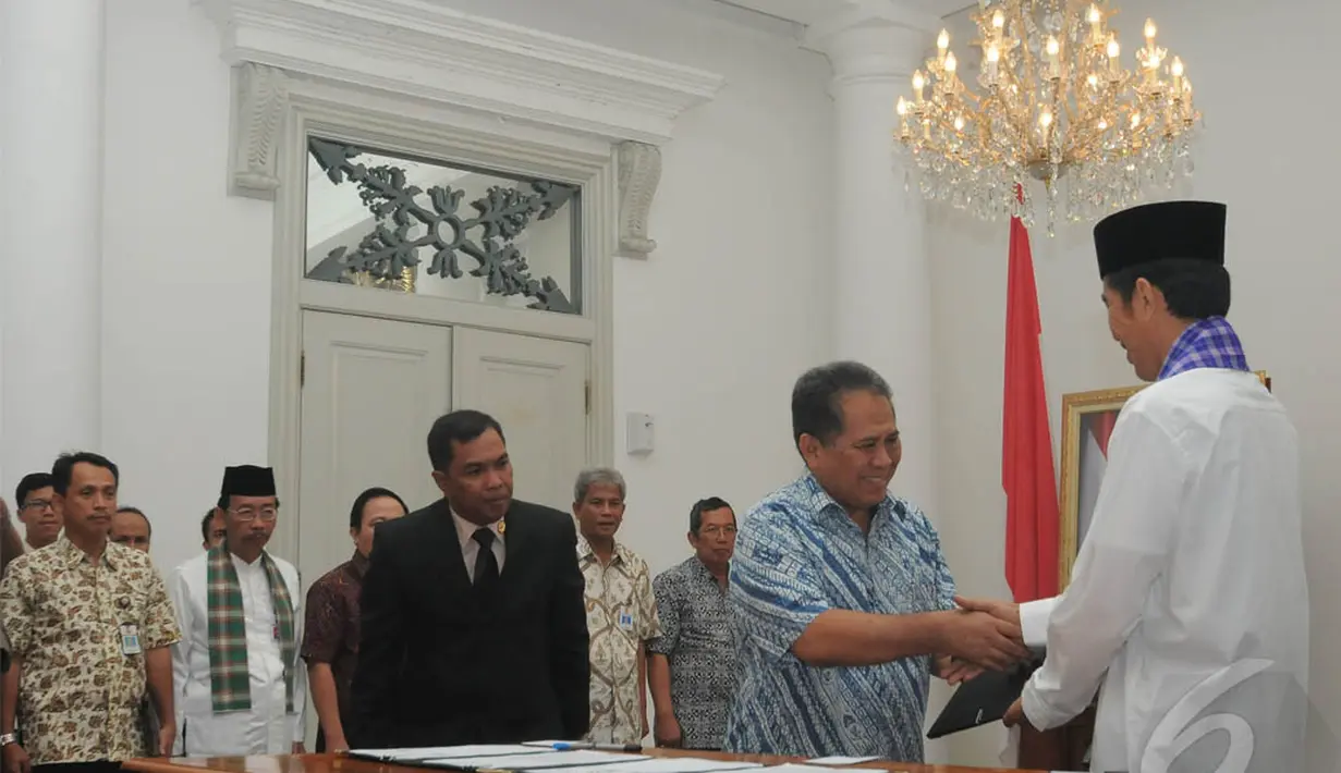 Jokowi berjabat tangan dengan Dirjen Sumber Daya Air (SDA) Kementerian PU usai penandatangan kerjasama pembebasan lahan untuk normalisasi Kali Pasanggrahan, Balai Kota, Jakarta, Jumat (30/5/2014) (Liputan6.com/Herman Zakharia).