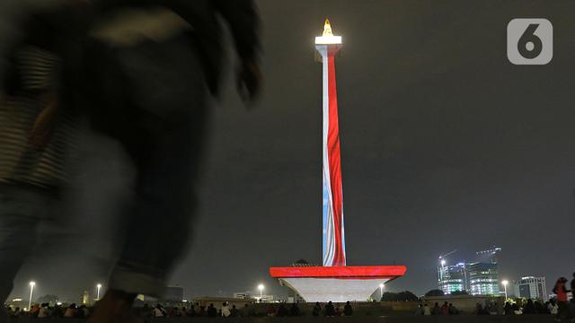 Melihat Pertunjukan Video Mapping di Monas