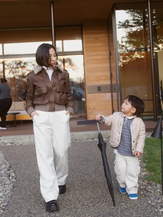 <p>Nikita Willy juga mengenakan jaket coklat crop dengan kerah berbulu dipadukan inner dan celana panjang putih. [@nikitawillyofficial94]</p>