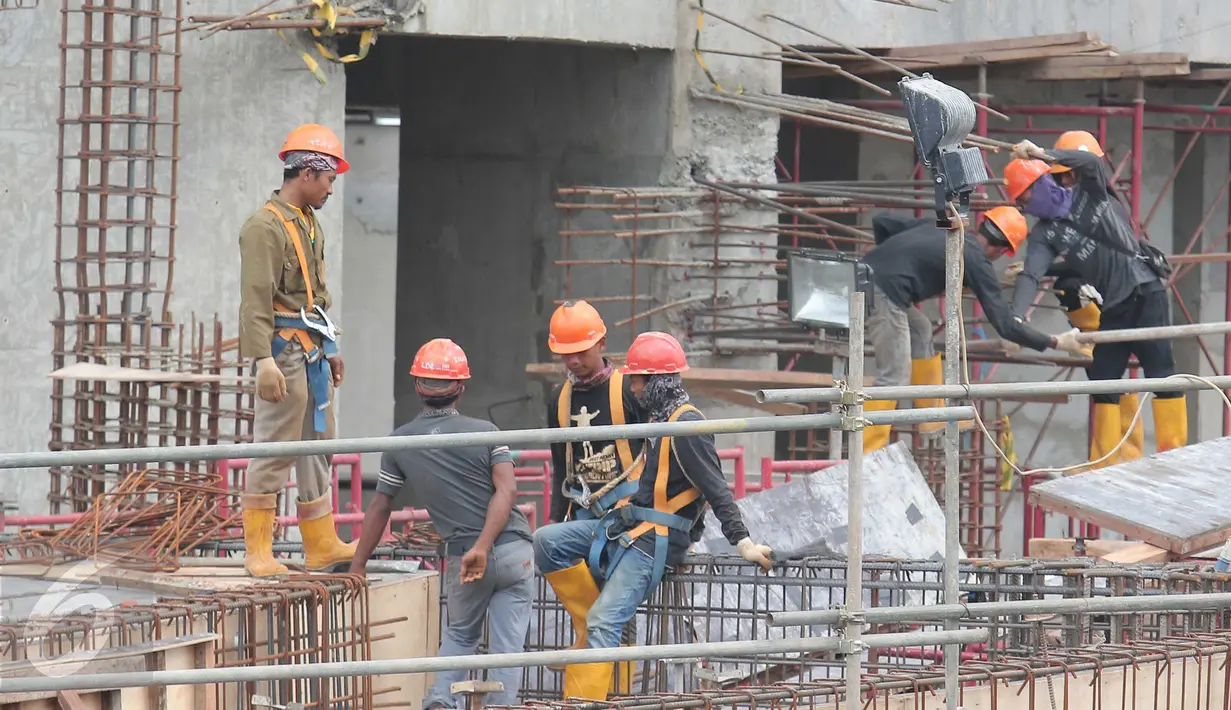 Sejumlah pekerja beraktifitas pada sebuah proyek di Jakarta, Jumat (15/1/2016). BPS  mencatat adanya kenaikan upah nominal harian buruh bangunan nasional pada Desember 2015 sebesar 0,7 %. (Liputan6.com/Angga Yuniar)