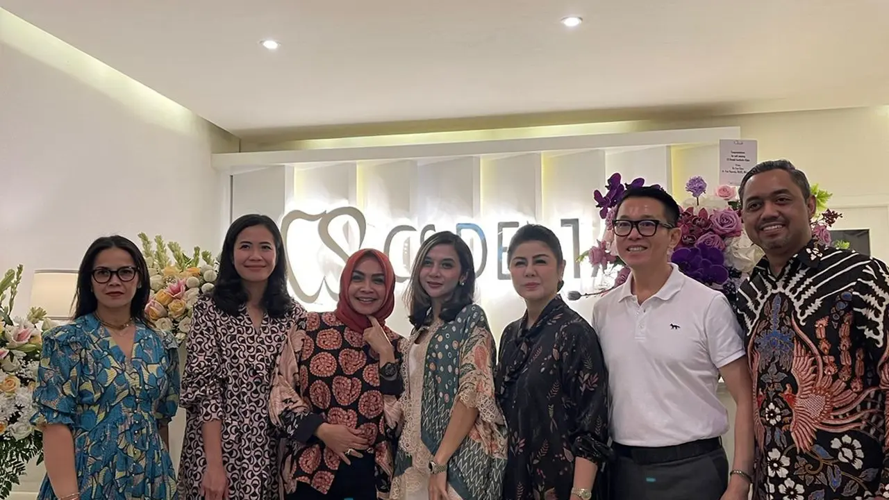 Rieta Amalia menjadikan rumahnya di kawasan Kemang, Jakarta Selatan sebagai klinik gigi.