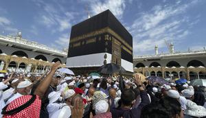 Jemaah haji mengelilingi Kabah di Masjidil Haram, Makkah, Arab Saudi, Sabtu (1/7/2023). Jemaah haji melaksanakan tawaf ifadah usai melaksanakan puncak ibadah haji di Padang Arafah, Muzdalifah, dan Mina. (AP Photo/Amr Nabil)