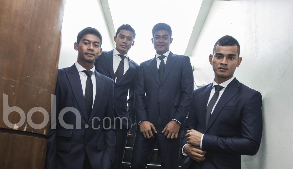 Para kiper Timnas Indonesia U-22 menggunakan jas resmi saat konferensi pers di Spring Hill, Jakarta, Kamis (6/4/2017). PSSI kerja sama dengan Brodo Indonesia dan Wong Hang Tailor sebagai official suit dan footwear. (Bola.com/Vitalis Yogi Trisna)