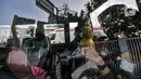 Pasien Covid-19 berada di dalam bus sekolah di RSD Wisma Atlet Kemayoran, Jakarta, Kamis (10/6/2021). Meningkatnya jumlah warga yang terpapar Covid-19 menyebabkan antrean ambulans yang hendak masuk ke RSD Wisma Atlet Kemayoran. (merdeka.com/Iqbal S. Nugroho)