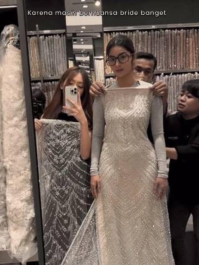 Makin Dekat Pelaminan, Ini 7 Momen Debi Sagita Pilih Kain untuk Gaun Pengantin